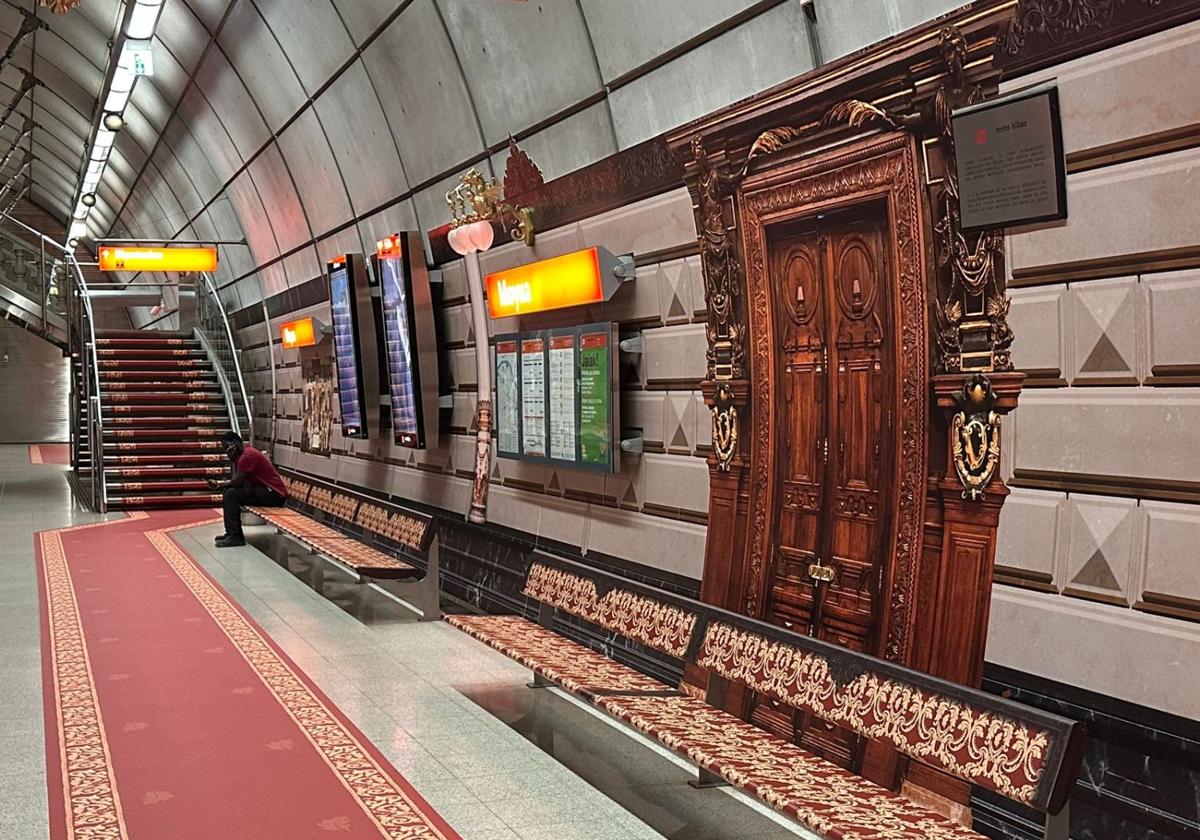 El metro de Bilbao sorprende este lunes a los usuarios con su traje más elegante