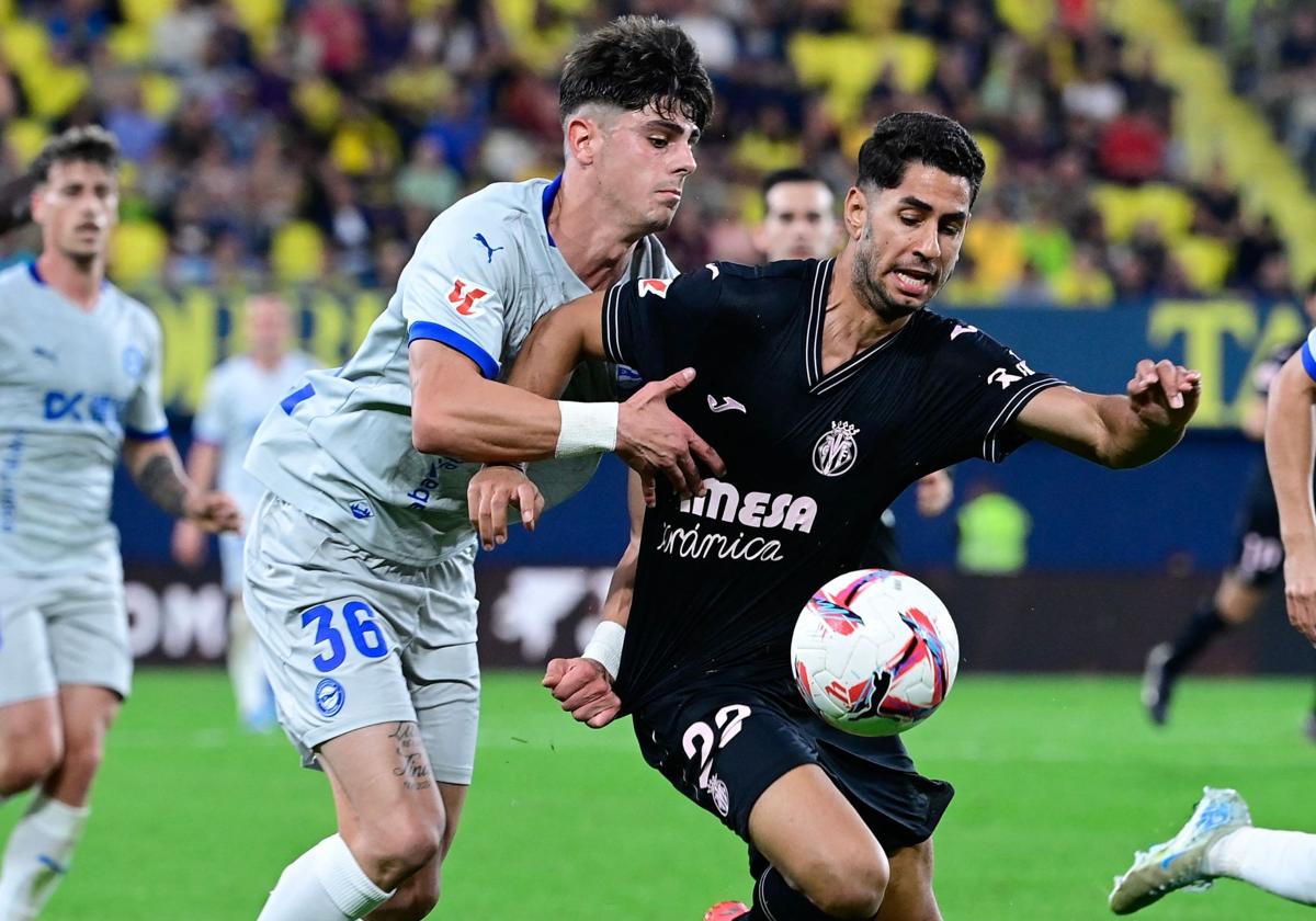 Pica pelea con Ayoze por quitárle el balón.