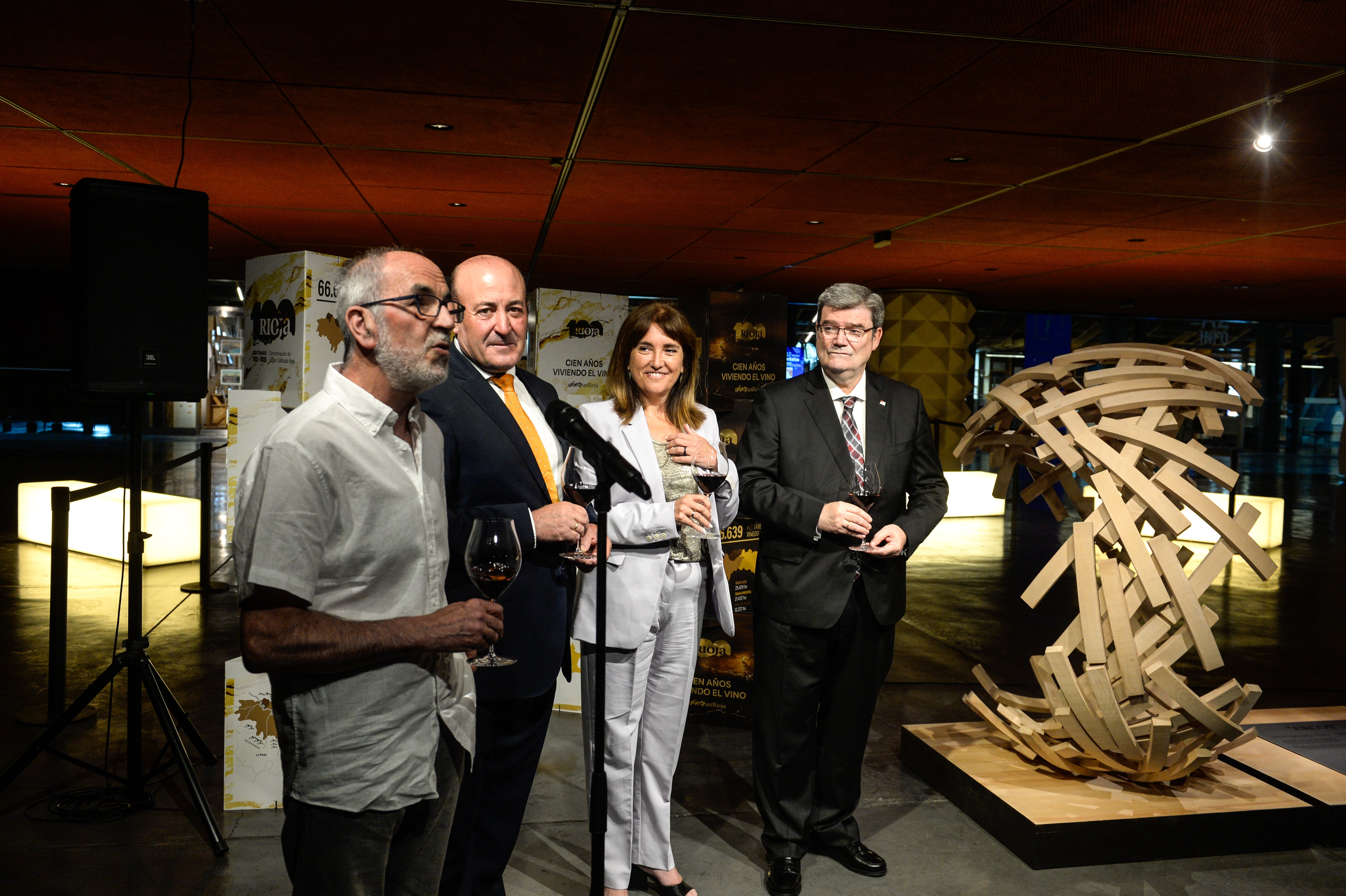 De izquierda a derecha, el artista José Antonio Olarte, Fernando Ezquerro, presidente del Consejo Regulador de la DOCa Rioja; Amaya Barredo, consejera de Alimentación, Desarrollo Rural, Agricultura y Pesca del Gobierno vasco; y Juan Mari Aburto, alcalde de Bilbao.