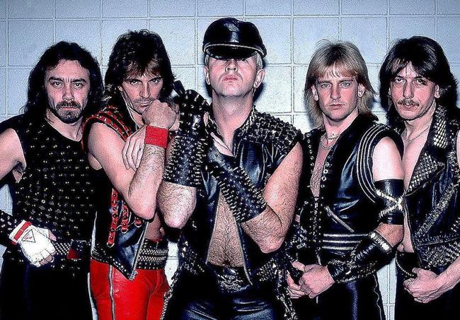 La banda en una de sus primeras imágenes, con Rob Halford en el centro y de izquierda a derecha, el bajista Ian Hill, los guitarristas Glenn Tipton y KK Downing, y el baterista Dave Holland.