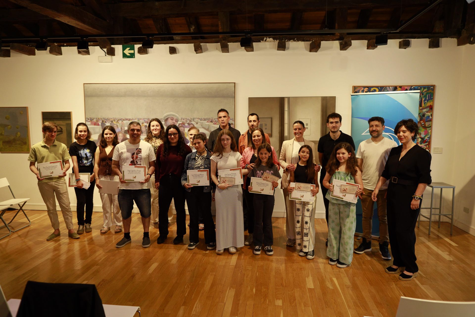 Los premiados posan con las obras realizadas en el Museo de Arte e Historia de Durango.