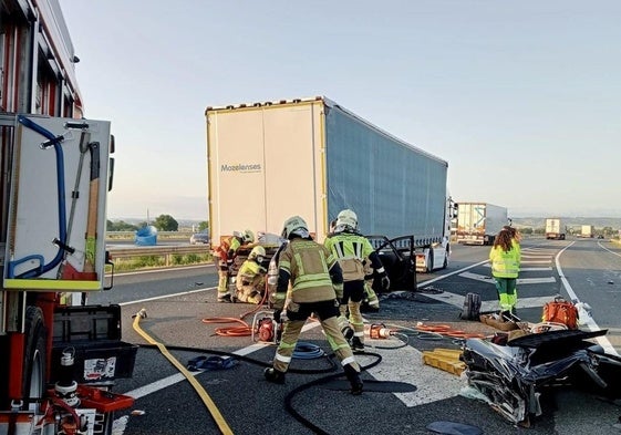Actuación de los bomberos en el lugar del accidente.
