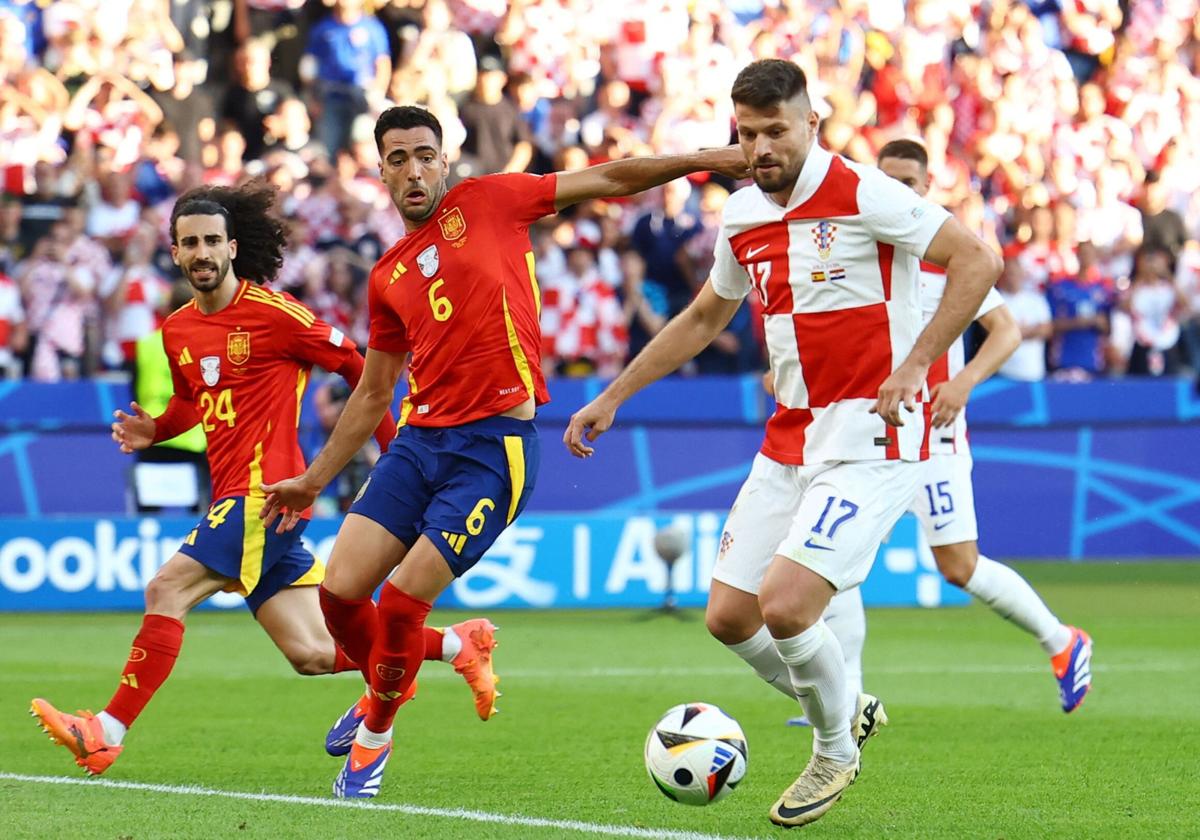Bruno Petkovic, durante un partido contra España con la selección de Croacia.