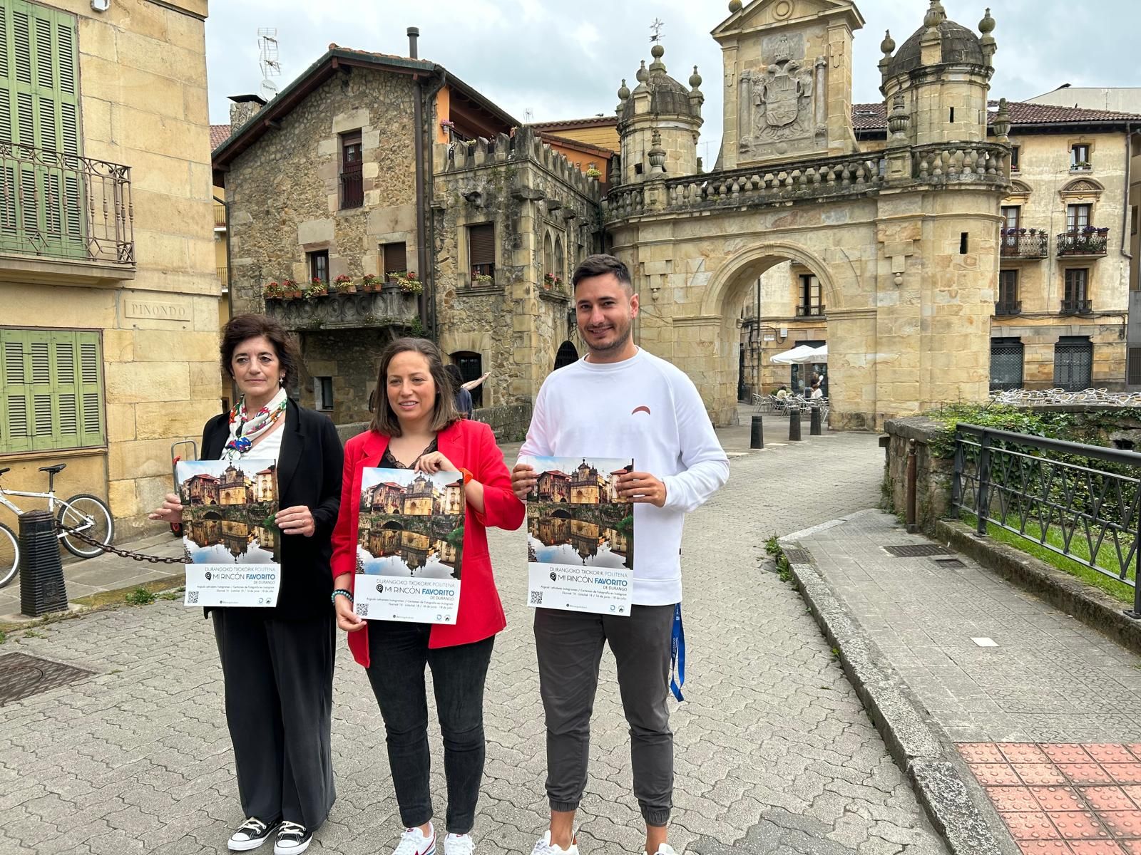La técnica de Turismo y Comercio, Natalia de Naverán; la concejala de Turismo, Jesica Ruiz (PSE); y el edil de Deportes, Iker Txertudi.