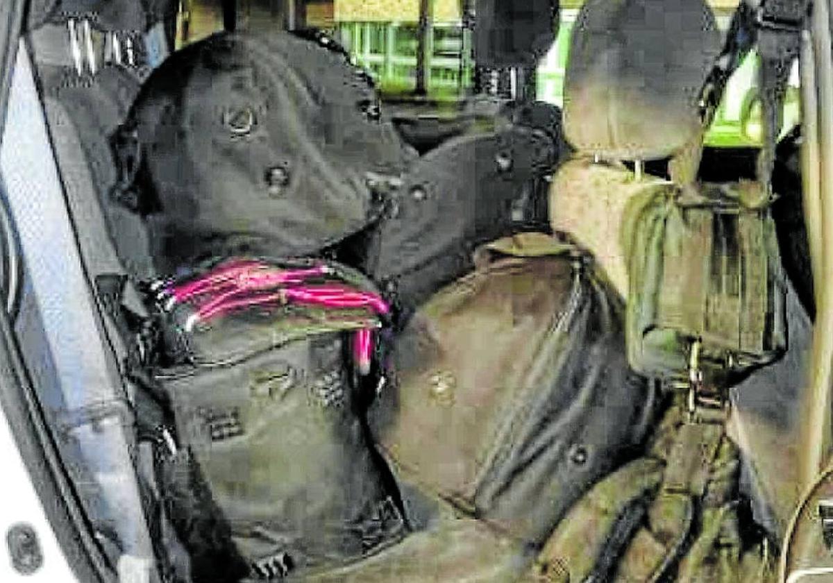 El material de dotación se acumula en el asiento trasero de un 'Toyota', sin sujeción.