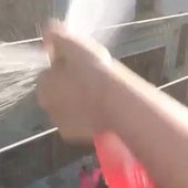 mágenes de la celebración tras la desocupación de la casa en Bermeo.