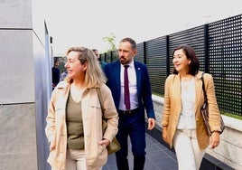 Patricia Val, directora de Alokabide, junto al consejero de Vivienda Denis Itxaso y la concejala de Vivienda en el Ayuntamiento de Bilbao, Yolanda Díez.