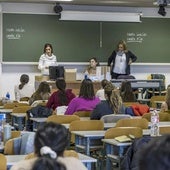 Imagen de archivo de aspirantes en un examen en la Facultad de Derecho.