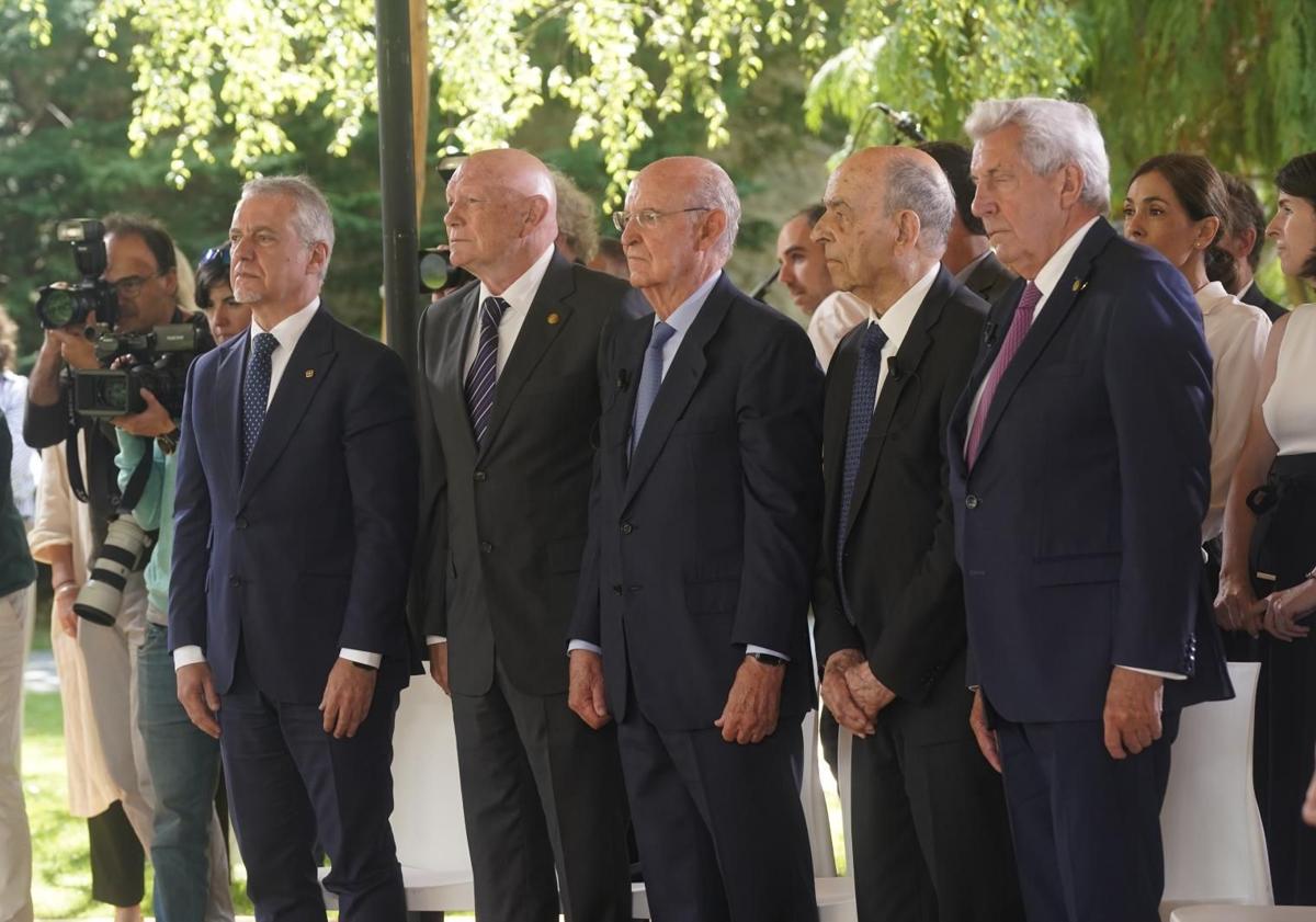 Imagen principal - Los exlehendakaris Iñigo Urkullu y Juan José Ibarretxe, y los exconsejeros Pedro Luis Uriarte, Javier Lasagabaster y Pedro Miguel Etxenike, en el acto.