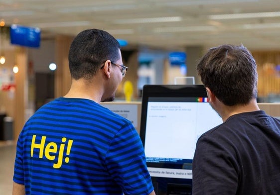 Un trabajador de Ikea atiende a un cliente.