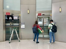 Varios usuarios esperan al único ascensor en funcionamiento en la estación de Renfe en Miribilla.