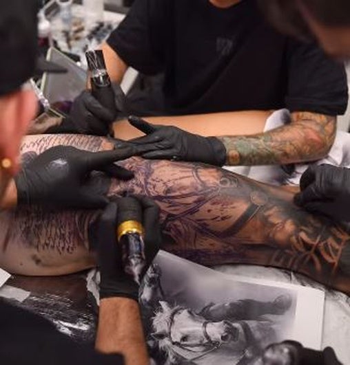 Ocho horas de sedación y cinco artistas trabajando a la vez para hacer un tatuaje a un exjugador del Athletic