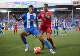 Benavídez protege el balón ante Cruz en el último Alavés-Osasuna.