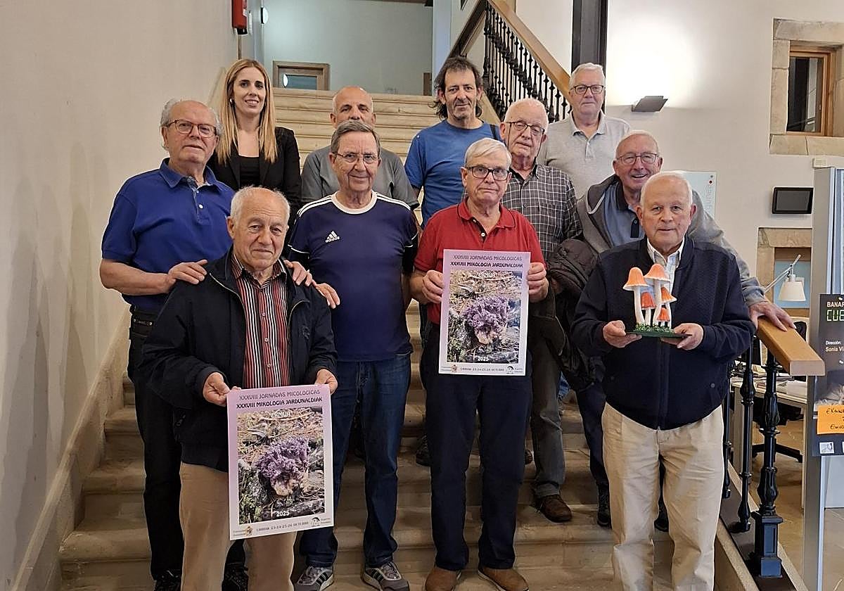 Amigos de la Micología posan en la presentación de las próximas Jornadas.