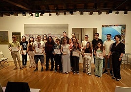 Los premiados posan con las obras realizadas en el Museo de Arte e Historia de Durango.