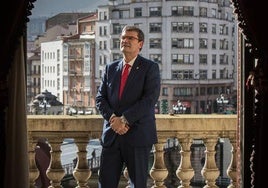 Juan Mari Aburto posa en la balconada del Ayuntamiento.