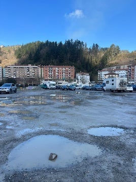 El anexo de Zaldupe está repleto de numerosos baches y agujeros.