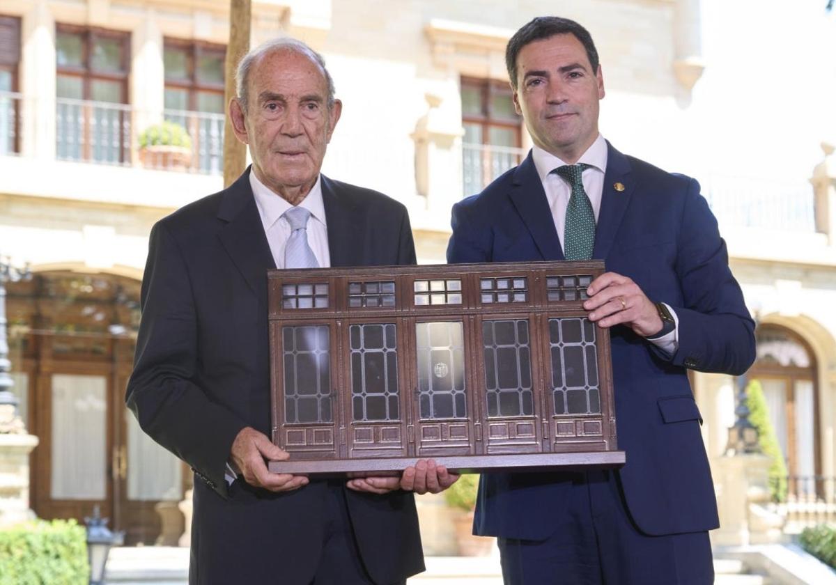 Homenaje a Carlos Garaikoetxea en Ajuria Enea.