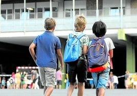 Alumnos en el patio de un colegio de Bilbao.