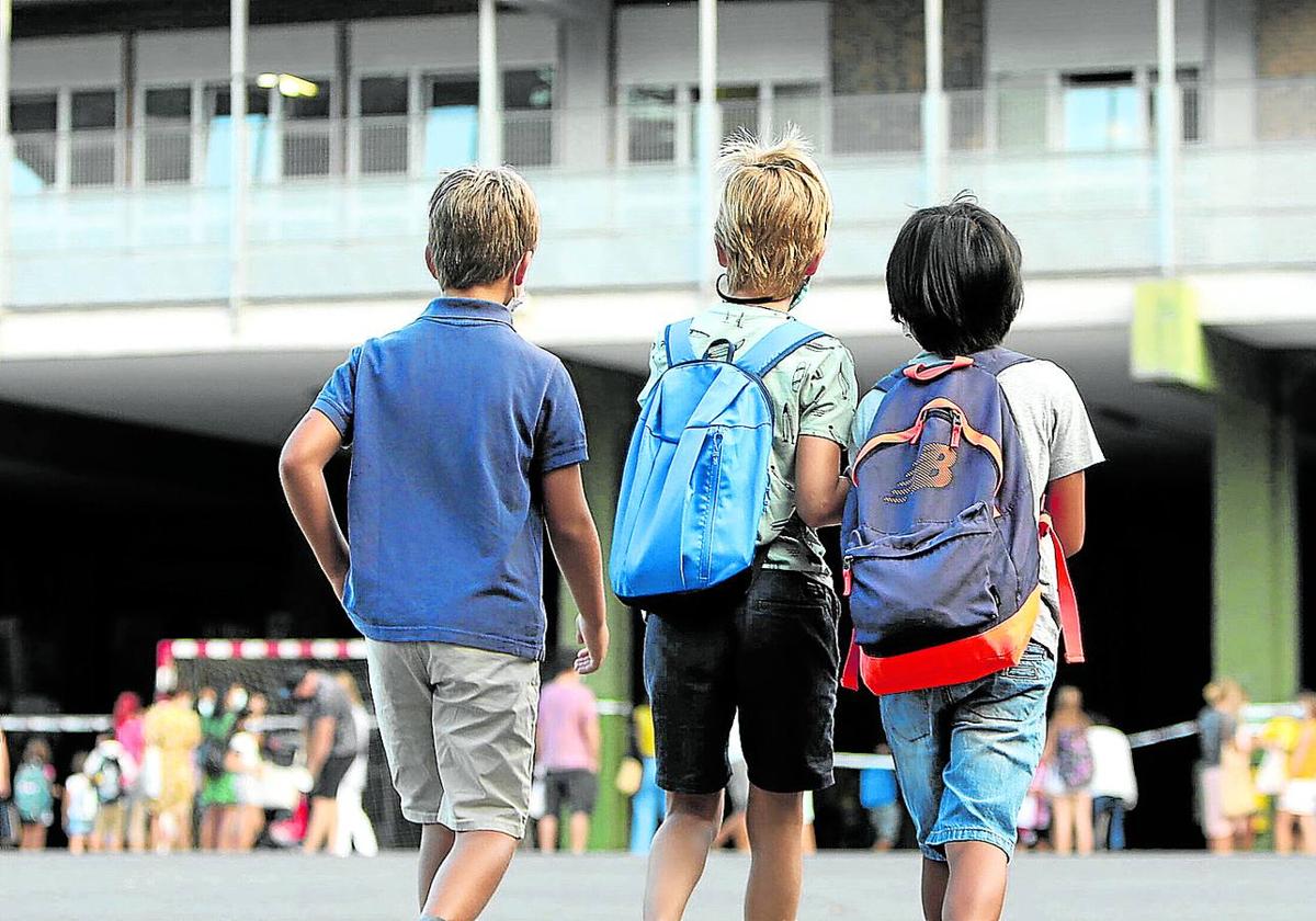 Alumnos en el patio de un colegio de Bilbao.