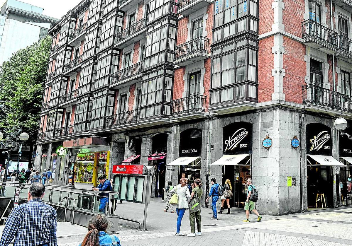 El edificio que está afectado por un problema estructural se asoma a Berastegui y Gran Vía (hasta el Monterrey) y Ledesma (hasta el Molinillo).