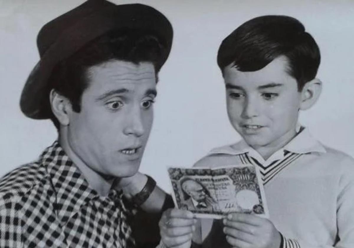 Imagen principal - Manolo Zarzo junto al niño cantante Joselito, con quien rodó 'Saeta del ruiseñor' (1959). Junto a Sara Montiel en 'Cinco almohadas para una noche' (1974) y en 'Los golfos' (1960), de Carlos Saura.
