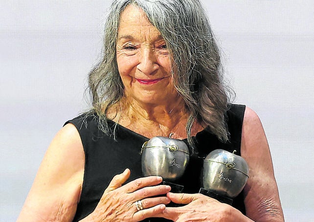 Petra Martínez, con el Max de Honor.