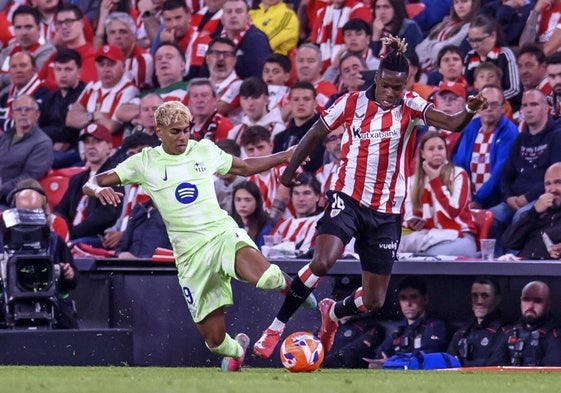 Lamine Yamal intenta frenar a su buen amigo Nico Williams en el último partido de Liga en San Mamés