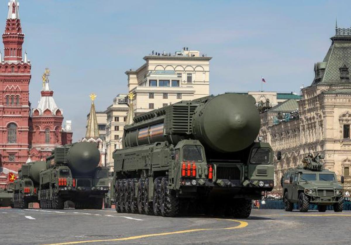 Sistemas de misiles balísticos intercontinentales Yars recorren la Plaza Roja durante un ensayo para un desfile militar ruso.
