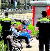 Agentes identifican a varios jóvenes en la playa de Ereaga