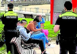 Agentes identifican a varios jóvenes en la playa de Ereaga
