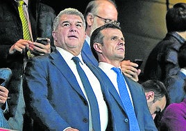 Joan Laporta y Jon Uriarte en el palco de San Mamés en el último partido de Liga.