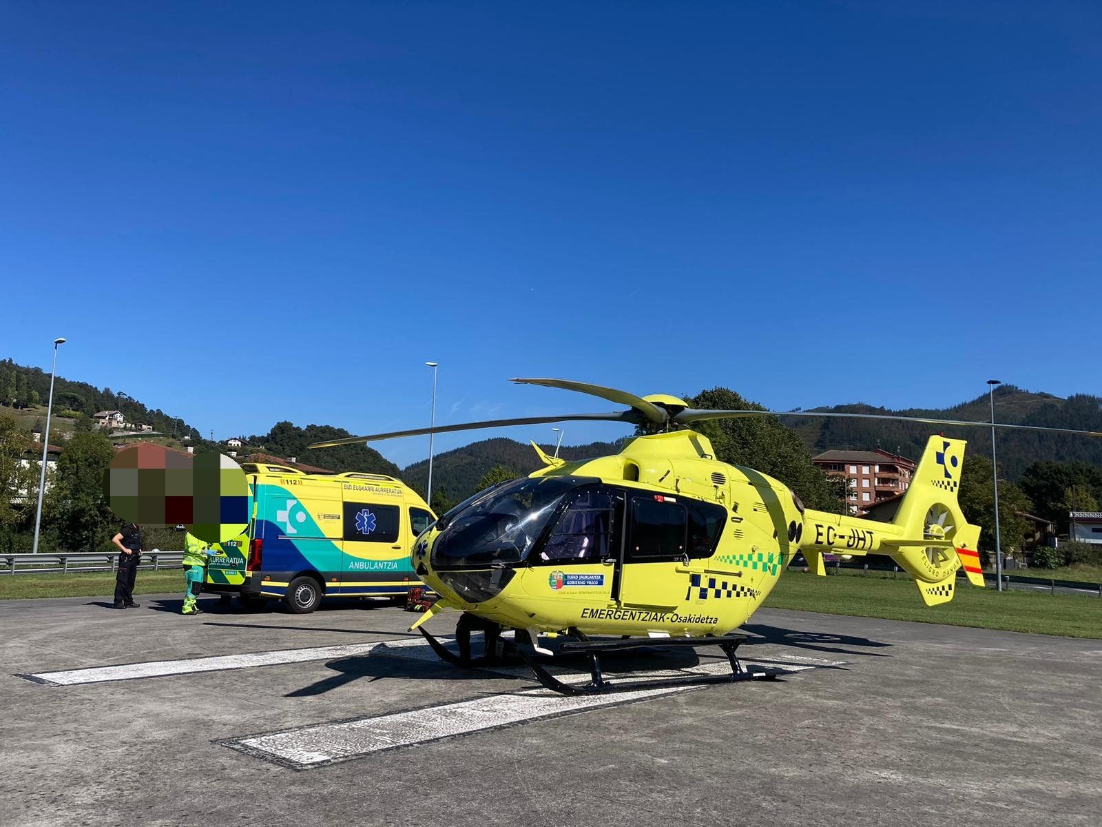 El helicóptero de Osakidetza ha aterrizado en más de una ocasión en la rotonda de Markina.