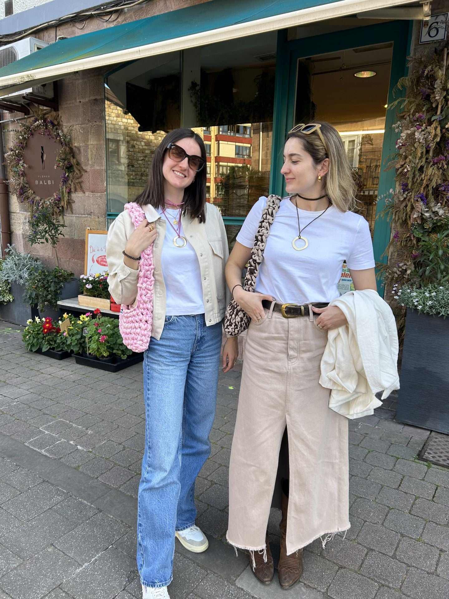 De Villarcayo a Granada: los bolsos coloridos de dos hermanas bilbaínas que triunfan en Instagram