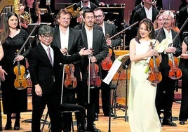 El compositor Toshio Hosokawa y la violinista solista Akiko Suwanai frente a la Euskadiko Orkestra.