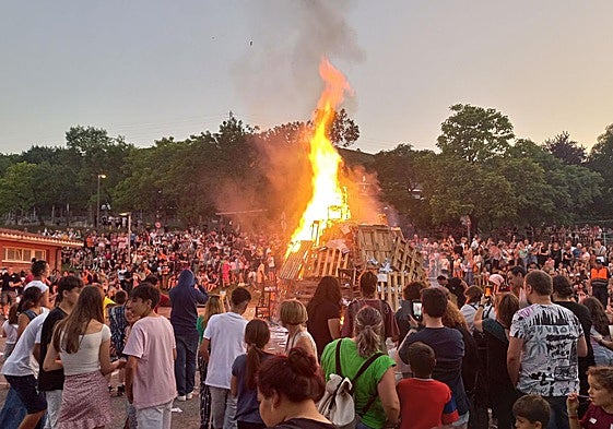 Vista de una hoguera en Basozelai, uno de los cuatro puntos en los que se encenderá el lunes fogatas en la cabecera de la comarca.