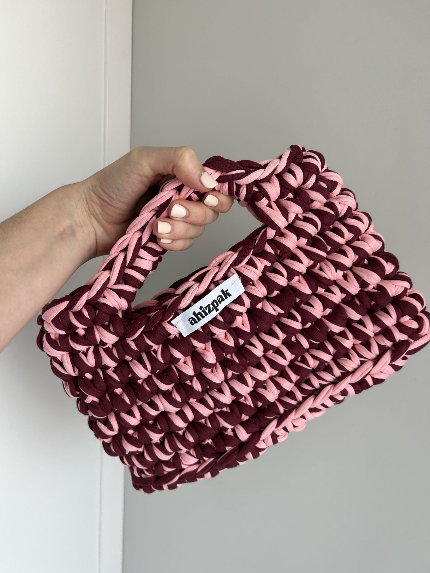 De Villarcayo a Granada: los bolsos coloridos de dos hermanas bilbaínas que triunfan en Instagram