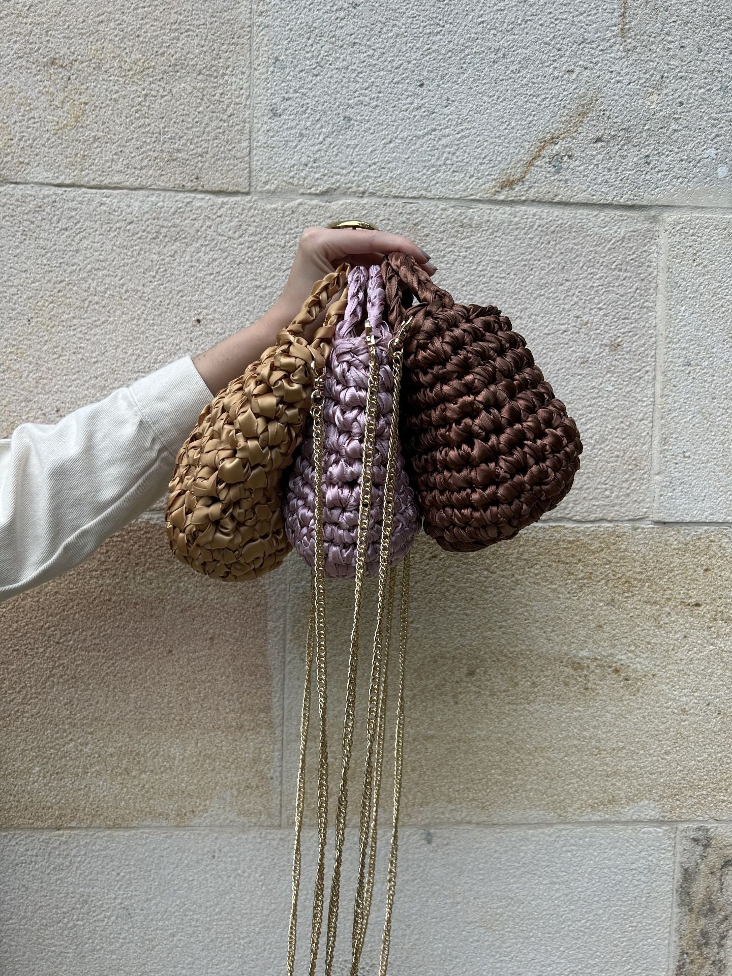 De Villarcayo a Granada: los bolsos coloridos de dos hermanas bilbaínas que triunfan en Instagram