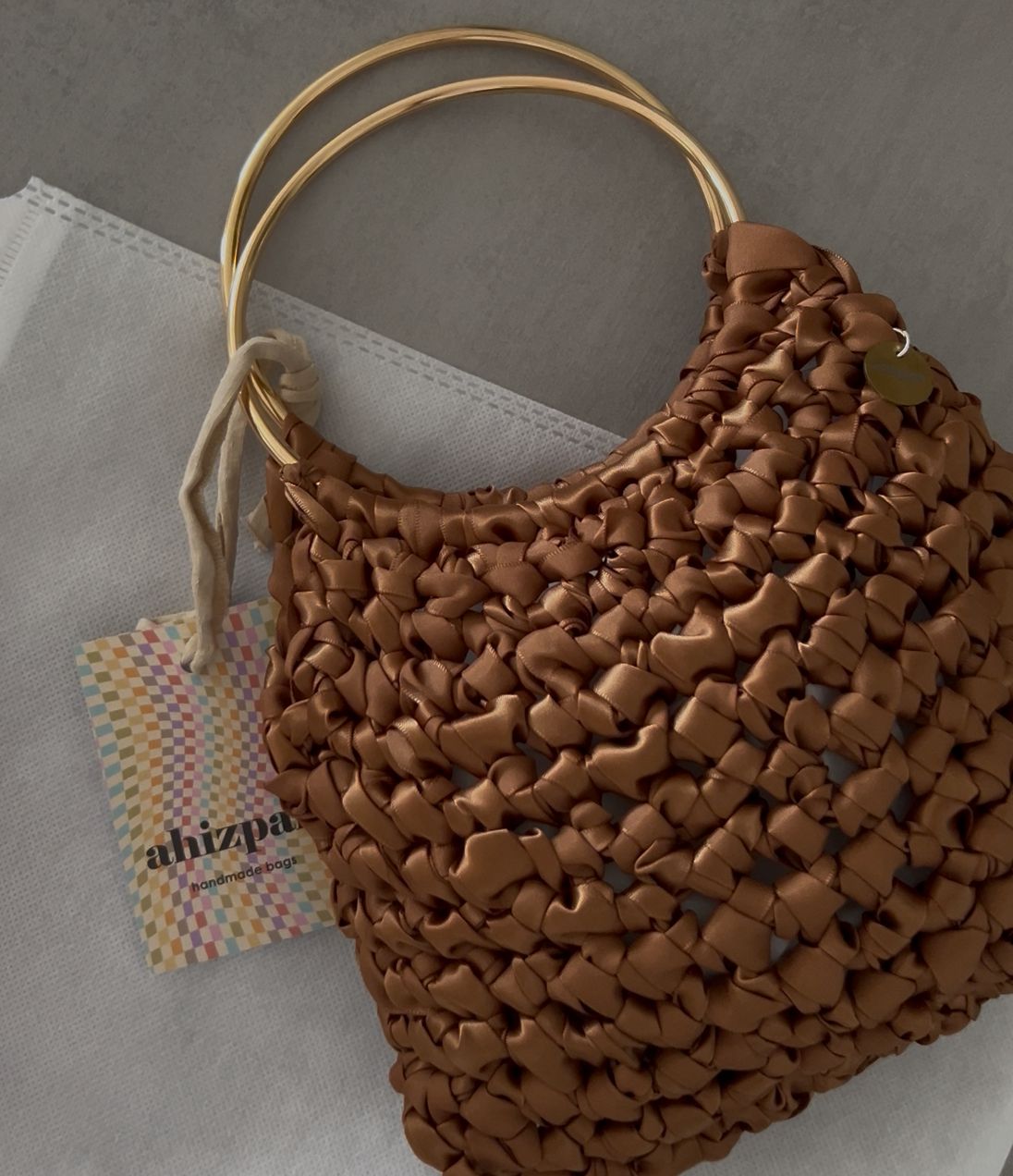 De Villarcayo a Granada: los bolsos coloridos de dos hermanas bilbaínas que triunfan en Instagram