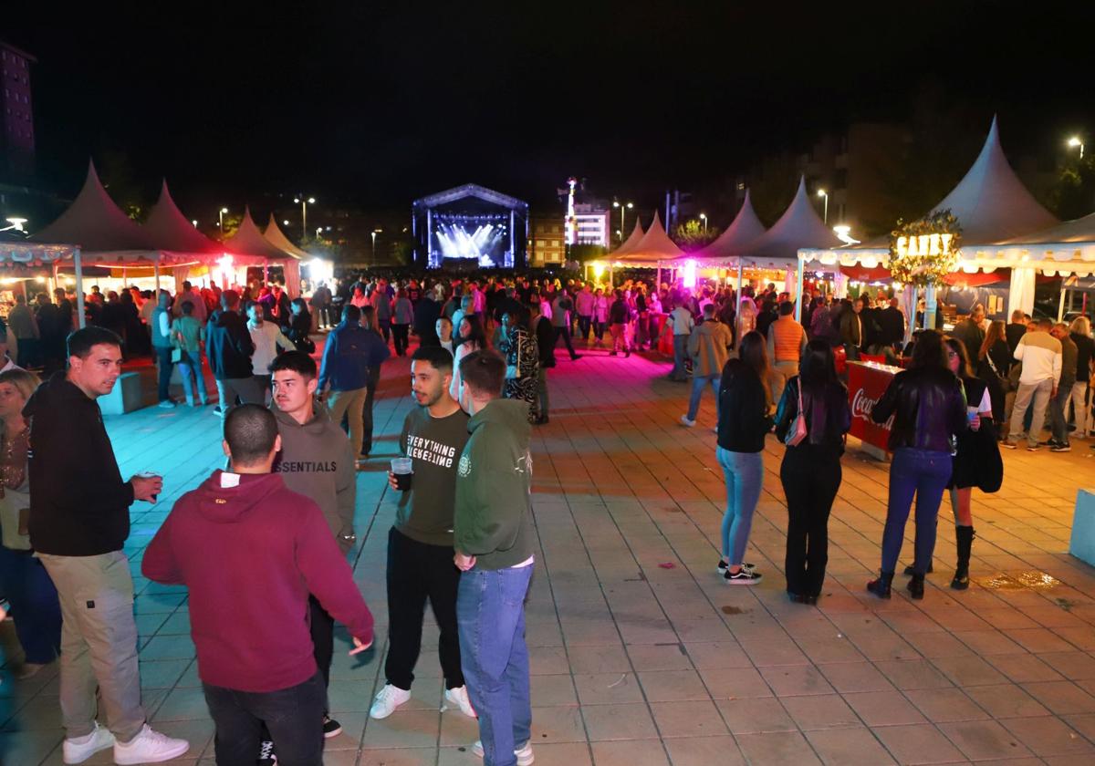 El bulevar de la calle Cantabria alberga las txosnas y los conciertos gratuitos de fiestas.