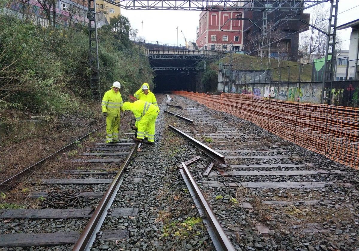 Vista de tres operarios trabajando en la estación de Bidebieta.