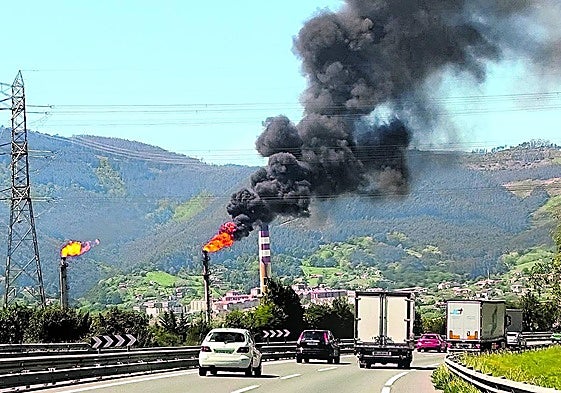 Las antorchas de Petronor tuvieron que quemar un volumen mayor de gases durante el apagón.