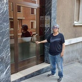 Olga Díez, frente al portal del piso que ha sido okupado en la calle Reyes Católicos de Portugalete.