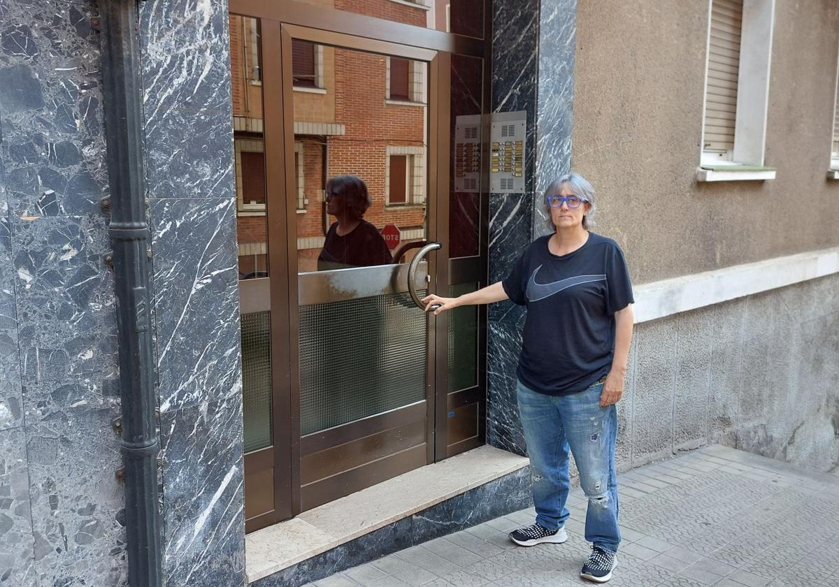 Olga Díez, frente al portal del piso que ha sido okupado en la calle Reyes Católicos de Portugalete.