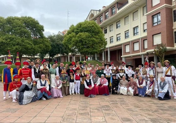 Miembros de Aratz Dantza Taldea en una actuación reciente en Gorliz.