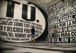 La artista que estampó la palabra perdedor en una foto de Trump llena el Guggenheim con sus eslóganes críticos