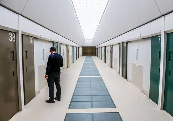 Un preso de la cárcel vasca de Zaballa agrede a 4 funcionarios tras negarse a cambiar de módulo