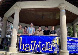 Representantes del Ayuntamiento junto a Undertow Brass Band