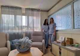 Noemí Paredes, impulsora del proyecto, junto a la enfermera Amaia Barroeta en el nuevo espacio.