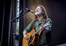 Quique González, con al guitarra acústica en su actuación en el escenario Respect.